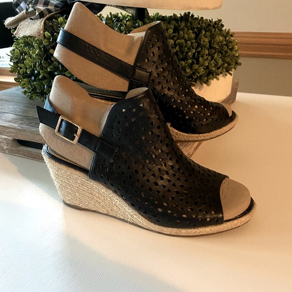 Diba Shoes - Size 7.5 black Diba Sandals